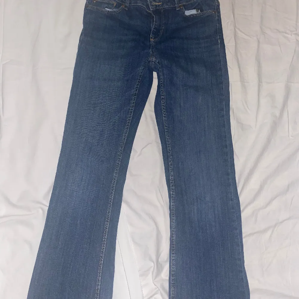 Sjukt snygga lågmidjade jeans från lindex som passar till exakt allt! Sparsamt änvända. Midjemått tvärs över: 35 cm innerbenslängd: 71cm. Jeans & Byxor.