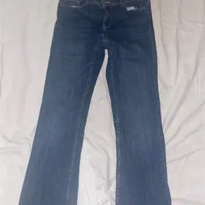 Sjukt snygga lågmidjade jeans från lindex som passar till exakt allt! Sparsamt änvända. Midjemått tvärs över: 35 cm innerbenslängd: 71cm
