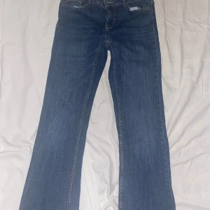 bootcut jeans lågmidjade  - Sjukt snygga lågmidjade jeans från lindex som passar till exakt allt! Sparsamt änvända. Midjemått tvärs över: 35 cm innerbenslängd: 71cm