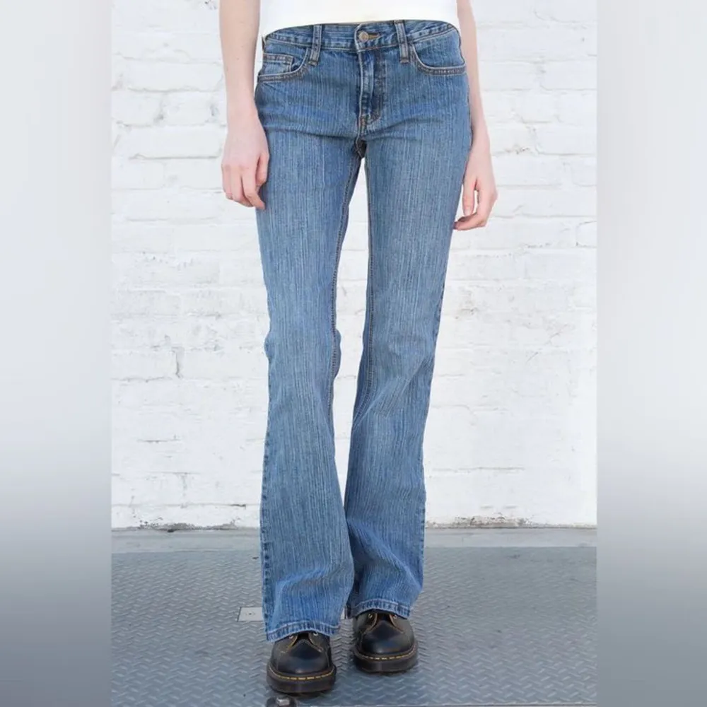 Säljer dessa sjukt snygga low waisted bootcut jeans från brandy Melville. Midjemått tvärs över:36cm. Innerbenslängd:70 cm. Sjukt lätta att styla då de passar till allt i alla lägen. De är uppsydda längst ner men inget man lägger märke till❤️ vid frågor ang. Jeans & Byxor.