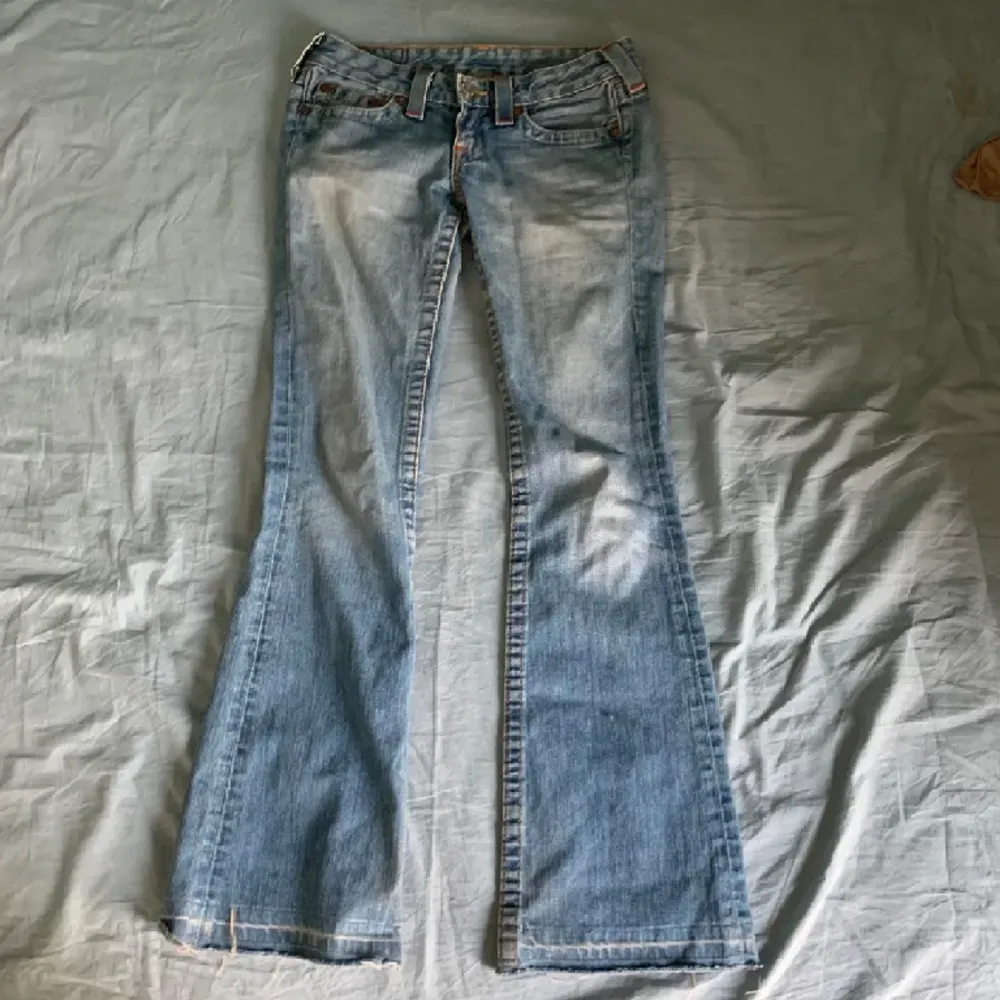 Säljer dessa galett snygga true religion jeans i storlek 25 då de tyvärr blivit för små för mig. Midjemått tvärs över:39 Innerbenslängd: 79cm. Jeans & Byxor.