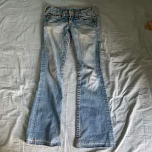 Säljer dessa galett snygga true religion jeans i storlek 25 då de tyvärr blivit för små för mig. Midjemått tvärs över:39 Innerbenslängd: 79cm
