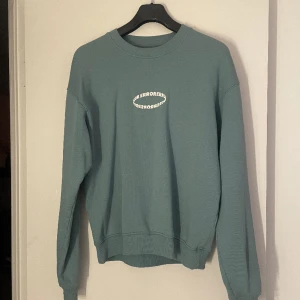 Sweatshirt med tryck - Hej säljer nu denna tröja som är använd väldigt få gånger i ett super fint skick🥰köptes för 700kr