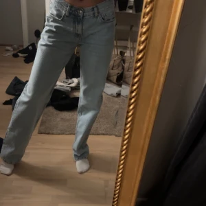 Lågmidjade raka jeans  - Säljer dessa då de inte rikigt var min stil, men de är så snygga o perfekt low waist🥰ny pris ca 500kr
