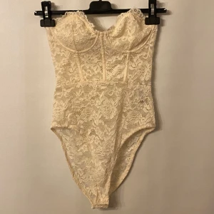 Spetsbody  - Vit Spetsbody. Märke: Zara. Storlek:S 
