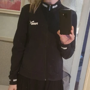 Puma  - Jacka/kofta frå puma. Köpt på sellpy men aldrig kommit till användning. Bleknat i färgen men övrigt i gott skick.