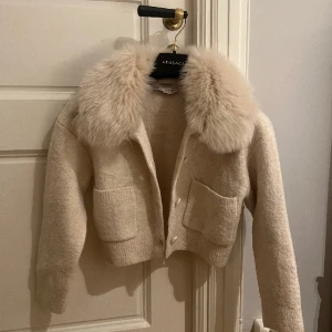 Söt kofta med päls  - Jätte söt kofta med pälskrage❤️ älskar Tyget på koftan det känns väldigt lyxigt. Den är använt typ 3 gånger men den är verkligen som ny!