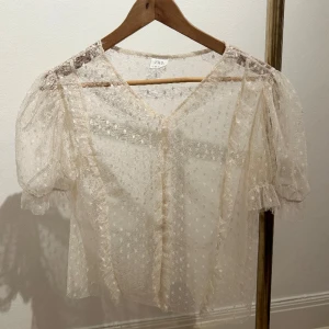 Vit blus - Jättefin blus från Zara!  Storleken är 164 så xs/s