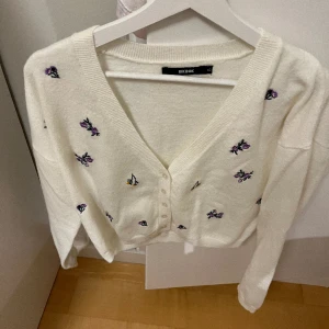 Sommrig blomkofta - Supper söt vit kofta som är lite kortare vid magen. Jätte fin till somarn och har inga defekter