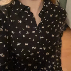 Klänning - Svart klänning som inte kommer till användning. Köparen står för frakt! Skriv gärna om ni har några frågor:)💐