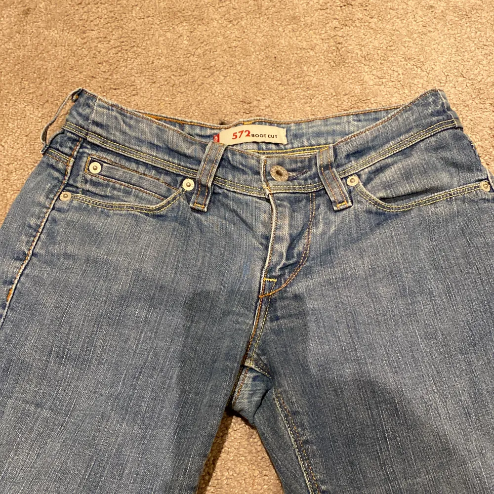 Säljer dessa vintage Levis jeans eftersom att jag inte använder dom längre. Längden passar bra på mig som är ungefär 1,55m men skulle även kunna passa 1,50-1,60 personer💕 Jag köpte jeansen för lite mer än 1000kr💕. Jeans & Byxor.