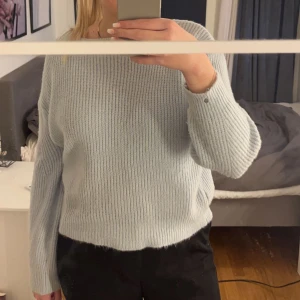 Ljusblå stickad tröja - Ljusblå/babyblå stickad tröja från chiquelle. 