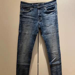 Jättefina jeans nästan helt oanvända. Knappgylf, storlek 28/32