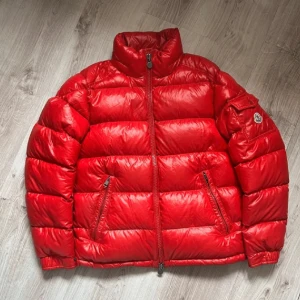 Moncler maya - Moncler maya i storlek 2 passar S/M, cond 8/10
