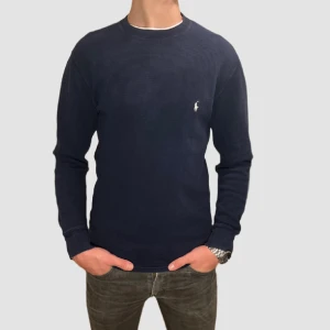 Marinblå Ralph Lauren tröja - Marinblå Ralph Lauren stickad tröja i storlek M,   10/10 Nyskick  riktigt bra passform, vid frågor och funderingar skicka ett meddelande!