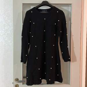 Elegant svart klänning med pärlor från zara i storlek L 