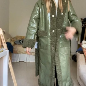 Jacka - Ascool fodrad jacka från ASOS! Använd en gång så som ny! Tillhörande skärp finns. Passar s-l beroende på hur man vill att den sitter. Ganska oversized.