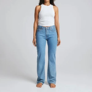 Low straight jeans - Säljer dessa populära supersnygga jeansen som ej kommer till användning. De är helt nya med prislapp på och har ej använts! Nypris: 699 och jag säljer för 499  Storlek: waist: 25, längd: 32
