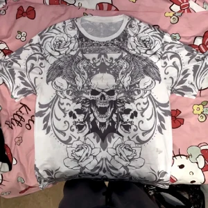 Skelett tröja - Fick den som present det här àret men är inte riktigt min stil. Ganska stor sa skulle gissa storlek L-XL, det finns ingen lapp pa tröjan.