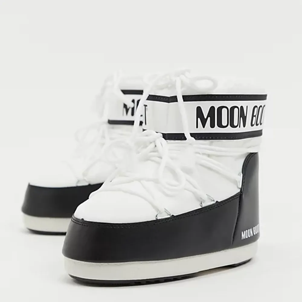 Säljer mina vita moon boots, passar mig med 37/38💘💕i och med att intresset är så stort så är det högst bud som gäller!. Skor.