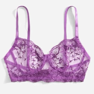 Lila bh - Helt oanvänd men testad 1 gång, det är igentligen ett sett och köpte strl S och insåg då att BHn var alldedes för liten för mig (då jag bara har xs i underdelen) skriv privat för mer bilder på den!