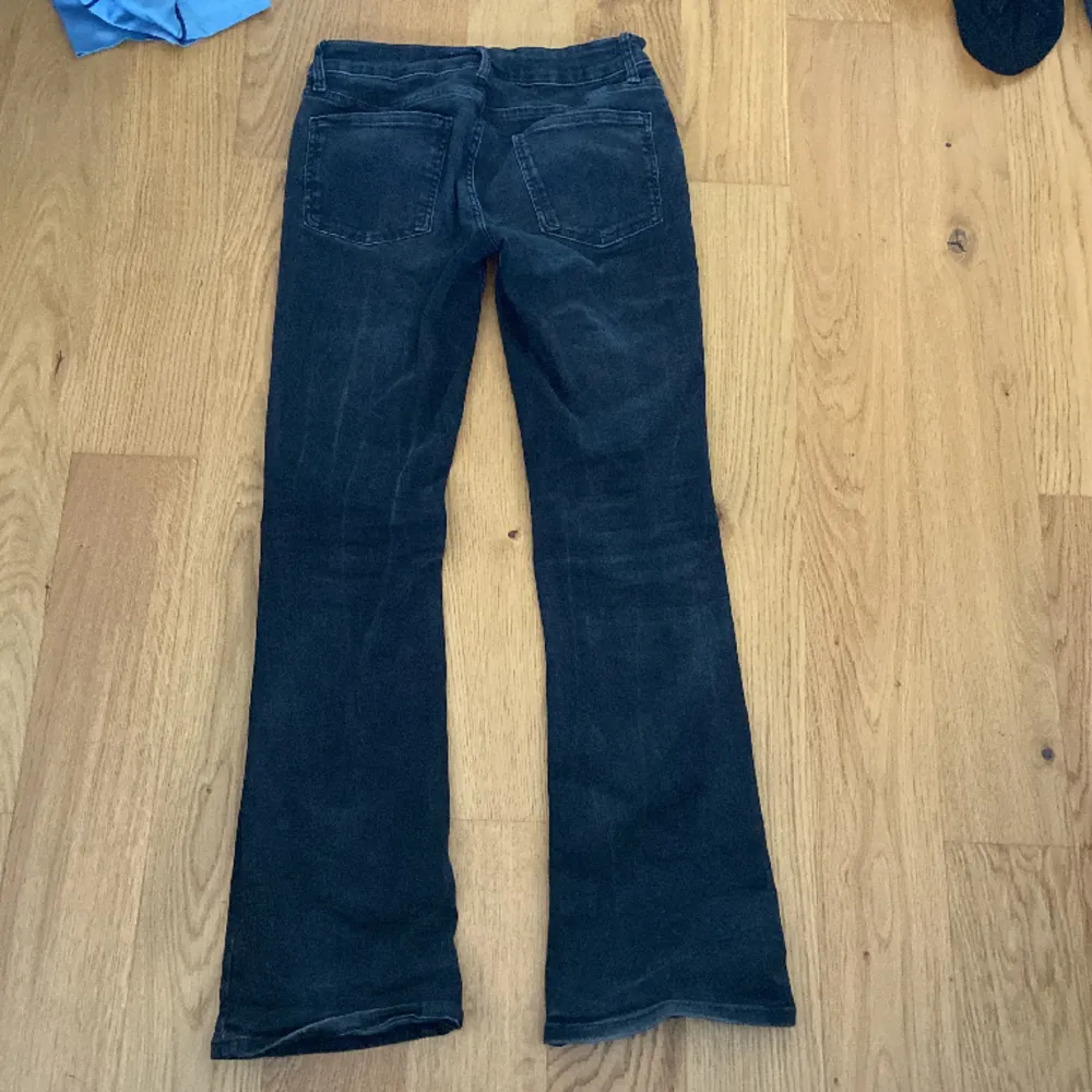 Lågmidjade svart jeans från Zara i storlek 36💞Jeansen är i bra skick, säljer för att dom inte passar mig.. Jeans & Byxor.
