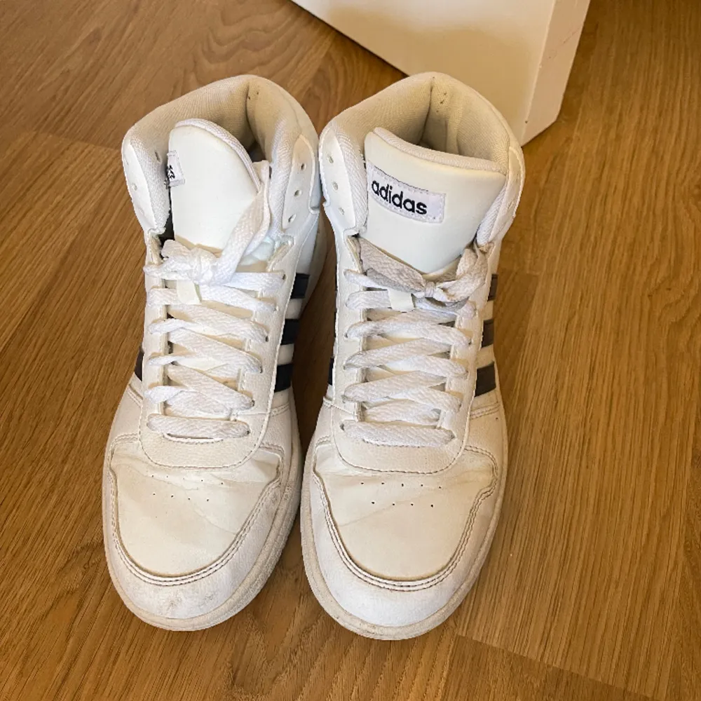 Adidas sneakers, vita med marinblåa detalje. Använts fåtals gånger!❤️. Skor.