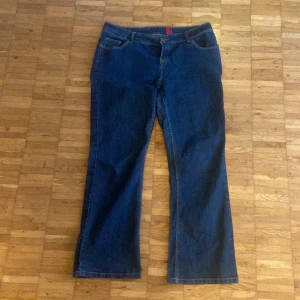 Y2k bootcut jeans - 2000tals jeans som tyvärr är för stora. Min mammas gamla jeans. Bootcut och låg midja. Storlek M/liten L Midjemått:88cm Innerbenslängd:71cm