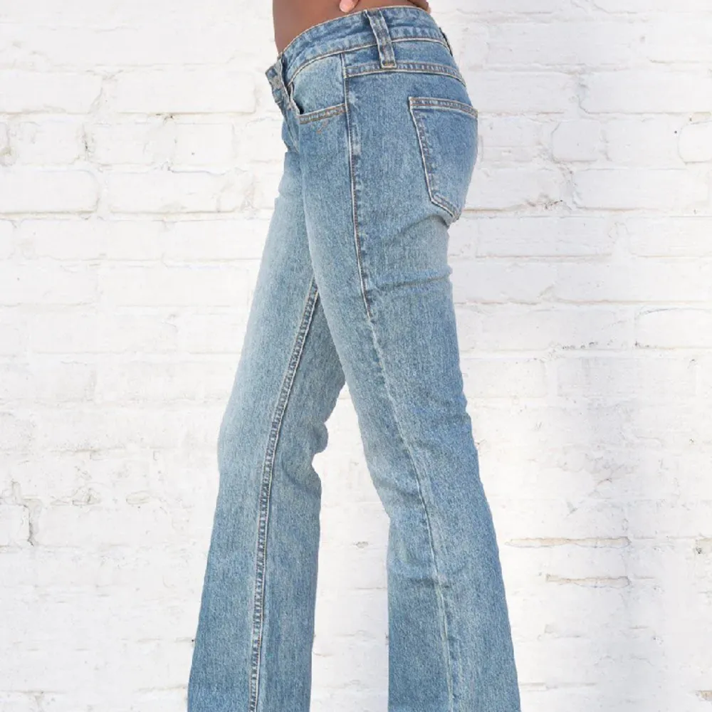 säljer dessa superfina brandy melville jeans i modellen kylie eftersom de är för små. De är i nyskick och använda ca 2 gånger💗. Jeans & Byxor.
