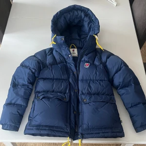 Fjällräven jacka - Säljer min fjällräven jacka, superfint skick! Kontakta mig om du är intresserad eller vill se fler bilder 💛pris diskuteras vidare vid flera budande!  nypris: 6,999 kr  KÖPARE STÅR FÖR FRAKT 🫶🏼
