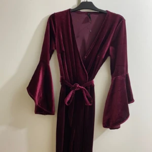 Jumpsuit  -  Jättefin jumpsuit när man tar på sig Från New yorker använd några gånger pris 150 skriv om ni vill se mer bilder