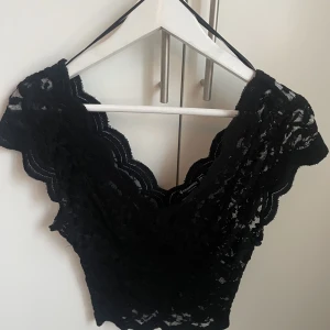 Spetstopp - Perfekt festtopp! Aldrig använd och i superbra skick! Storlek L, men passar även mig med M/S vanligtvis💕