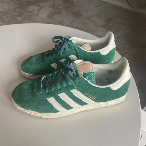 Adidas Gazelle - Gröna Adidas Gazelle i fint skick! Använda fåtal gånger Storlek 40, nypris 1199kr