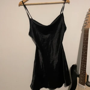 Siden klännibg - Svart sidenklänning i bra skick, säljer då jag inte använder:) ganska kort
