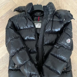 Moncler Maya Dam  - Köpt för ca 2 år sen, dock inte använts senaste året. Storlek 0. Jättefint skick, som ny.