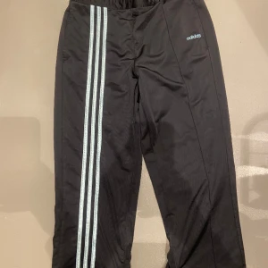 Vintage adidas mjukisar - Vintage adidas mjukis, ganska korta och låg midjade