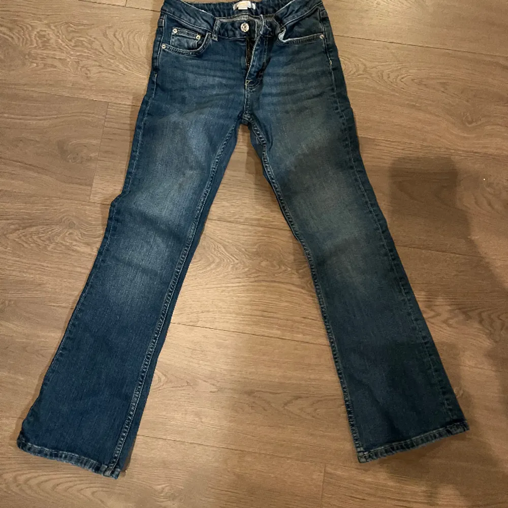Säljer dessa jätte fina och trendiga bootcut jeans från Gina Young!! Dom är väl använda men dom är fortfarande i jätte bra skick. Säljer dom pga att dom är lite för små för mig🥲 jag skulle säga att den passar str 158🫶🏼. Jeans & Byxor.