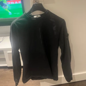Stone island tröja - Tjena! Säljer nu min Stone island tröja som är i bra använt skick! Hör av er vid frågor eller prisförslag.