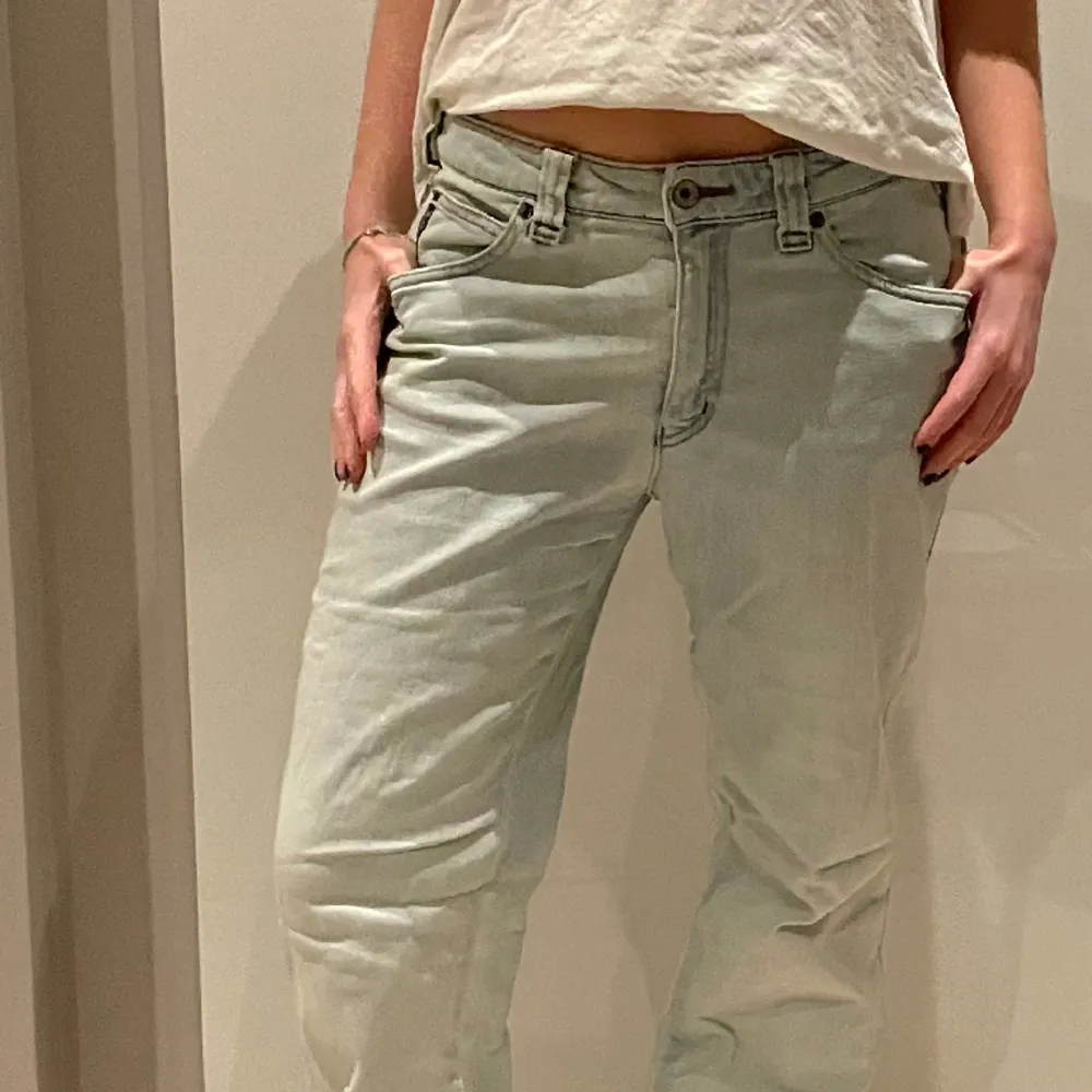 Skitsnygga lågmidjade och lite baggy jeans från Armani. De är lagade med en lapp (andra bilden). Annars i bra skick.. Jeans & Byxor.