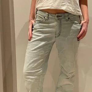 Armani jeans - Skitsnygga lågmidjade och lite baggy jeans från Armani. De är lagade med en lapp (andra bilden). Annars i bra skick.