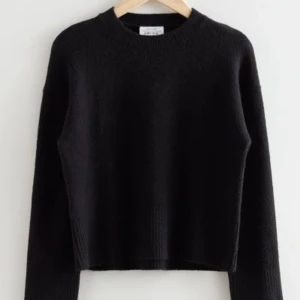 Svart stickad 💕 - Svart stickad tröja från other stories, inte alls nopprig💕 Storlek S Skriv för fler bilder 💕