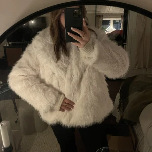 Pälsjacka  - Helt ny jacka i fuskpäls från Carin Wester, storlek S. Helt slutsåld online. Nypris: 1 299kr❤️‍🔥 