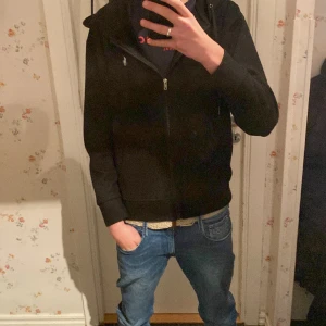 Ralph lauren zip - Typ helt ny, knappt använd. Säljer för den sitter lite för kort enligt mig. Nypris 2000. Storlek M