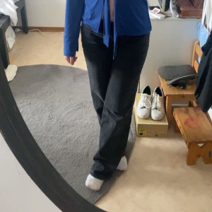 Gina tricot low straight jeans - Säljer dessa jeans från Gina då de inte kommer till användning har använt fåtal gånger ser ut som nya säljer de för 300kr ordinarie: 500kr (kan skicka fler bilder)