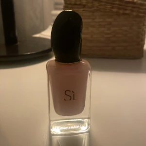 FIORI - SI PARFYM - Denna säljs inte längre! Svårt att veta hur mycket som är kvar, men den är sparsamt använd. 