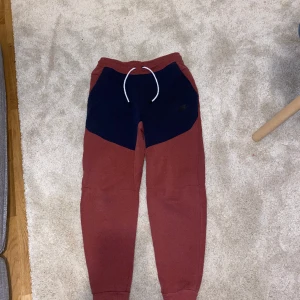 Nike tech byxor  - Säljer mina tech byxor storlek xs fint skick. Kom privat för frågor ny pris 1100
