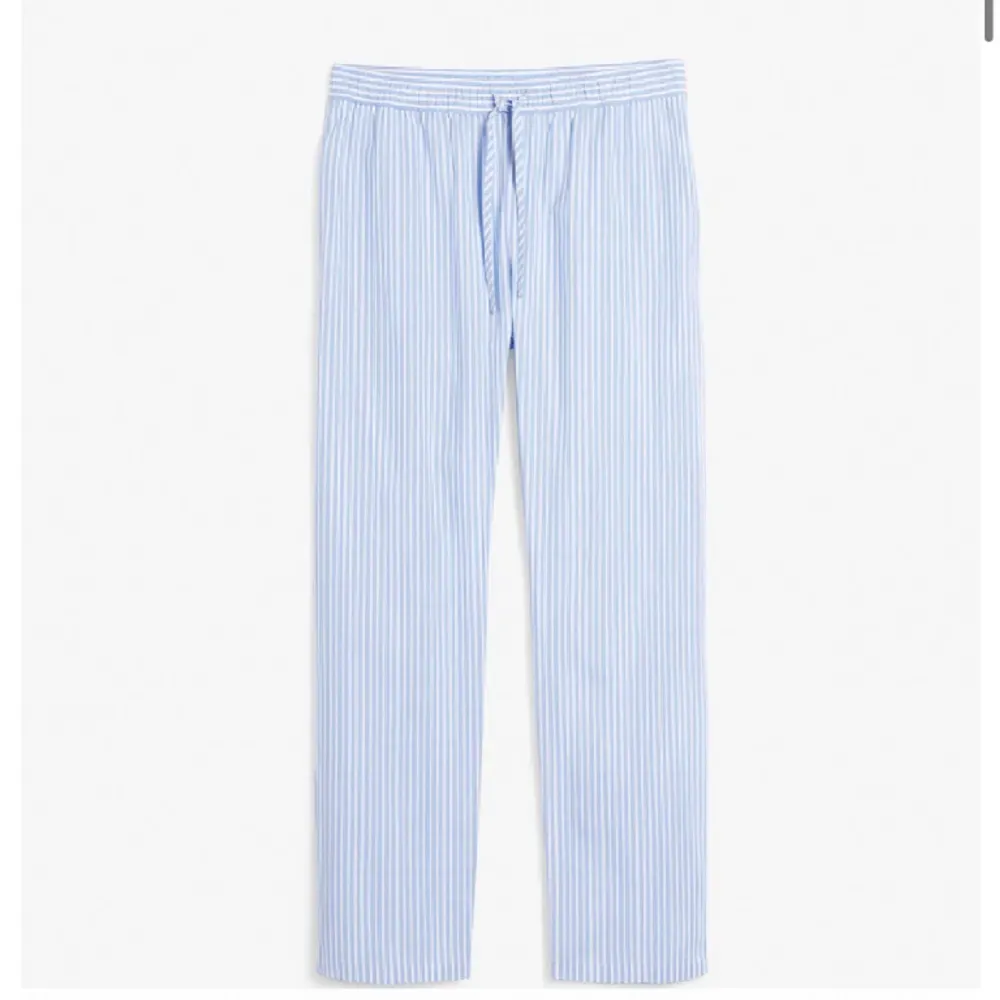 Säljer dessa jätte fin randiga pyjamas byxor💙🌟Skriv för fler bilder eller frågor!🌟. Jeans & Byxor.