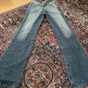 Lågmidjade jeans - Säljer dessa jätte fina lågmidjade jeans💗Bra skick