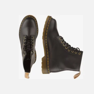 Dr Martens - Säljer mina dr martens då jag köpt nya med platå. Har använt dessa en del och älskat dem 😍