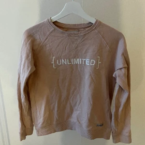 Tröja💖 - Säljer en ljusrosa tröga med ett tryck på. Säljer då den är förliten för mig, använd ett fåtal gånger. Skriv för fler frågor eller bilder💖